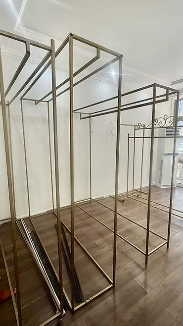 Продается металлические торговые стойки/кронштейны для свадебных и