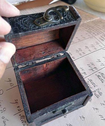 Stare vaze i dekor: Mali drveni kovčežić. Mali drveni kovčežić sa metalnim šarkama i — 5