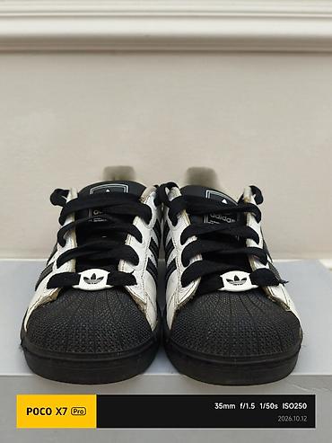 Жеке буюмдар: Эркектердин кроссовкасы, 37, Adidas, Колдонулган, түсү - Ак, Өзү алып кетүү — 2