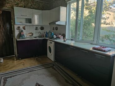 metbex naboru: Bu, müasir dizaynlı, L formalı mətbəx mebelidir. Mebel ağ və bənövşəyi