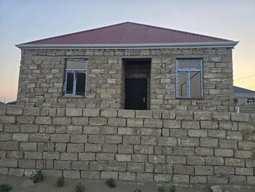ev damlari dizayni: Kərpicdən tikilmiş, qırmızı damlı və plastik pəncərələri olan natamam
