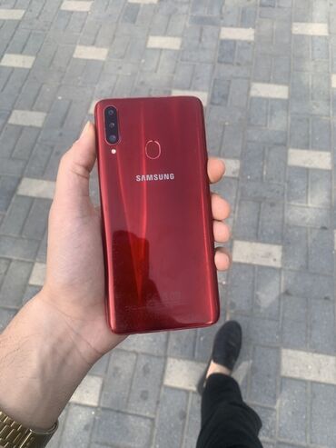 64 gb telefonlar: Samsung Galaxy A20, 64 GB, rəng - Qırmızı, İki sim kartlı