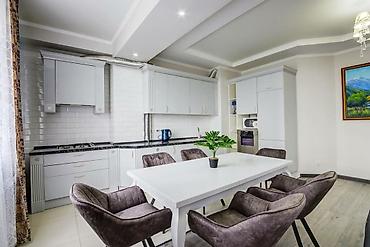 Посуточная аренда квартир: 4 комнаты, Душевая кабина, Постельное белье, Кондиционер — 3