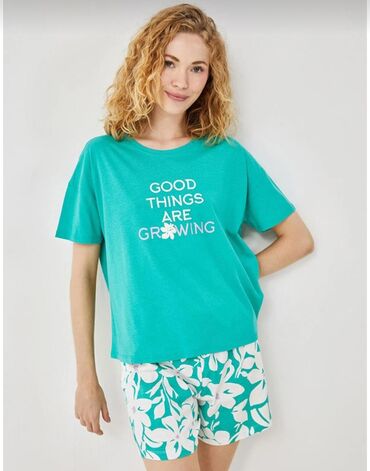 ev desti: Yaşıl rəngli, qısaqol, üzərində "Good Things Are Growing" yazısı olan