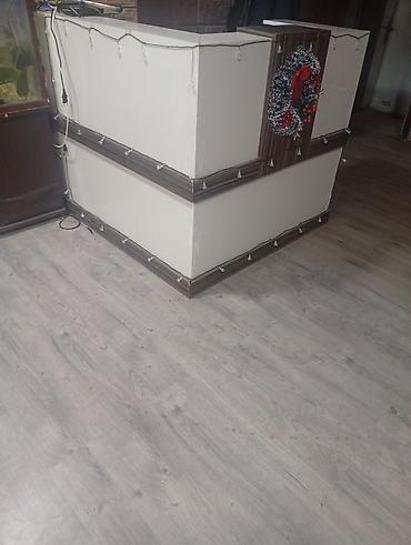 ofisde islenib: Resepsiyon/qarşılama masası - Dizayn: Künc tipli, L formalı — 2