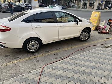 diffuser satisi: Ford Fiesta sedan – ağ rəng, 4 qapı, kompakt sinif. Xarici — 1