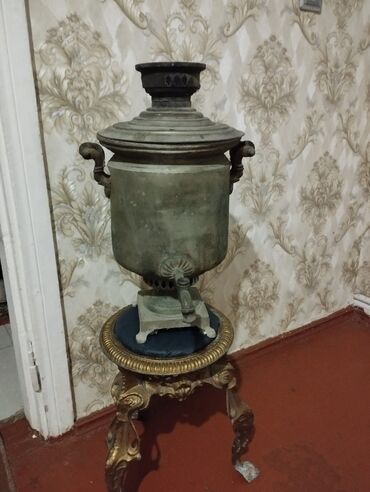 Samovarlar: Nikolay dövrü samovar.Heç remont olunmayıb.Bataşov.hərşeyi orjinaldi