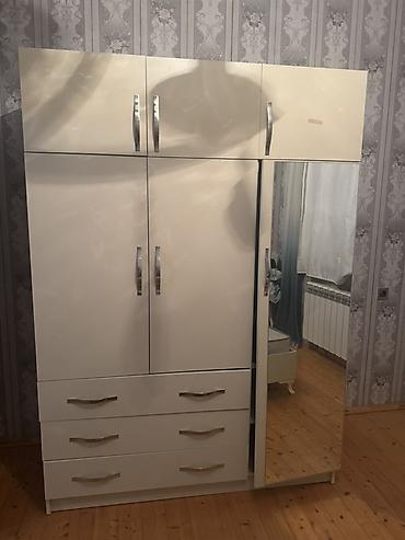 avropa qapi: Ağ rəngli, parlaq səthli, çoxfunksiyalı yataq otağı dolabı. - — 4