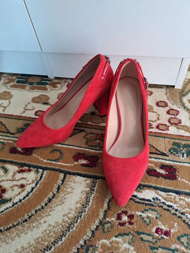 красные детские туфли: 💵Цена- 900 👠Женская обувь - туфли 👣Размер- 36 ⚠️Состояние- носили