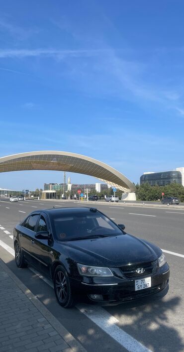 Hyundai: Əsas xüsusiyyətlər: - Kuzov: sedan, qara rəng, xrom bəzəklər - — 2