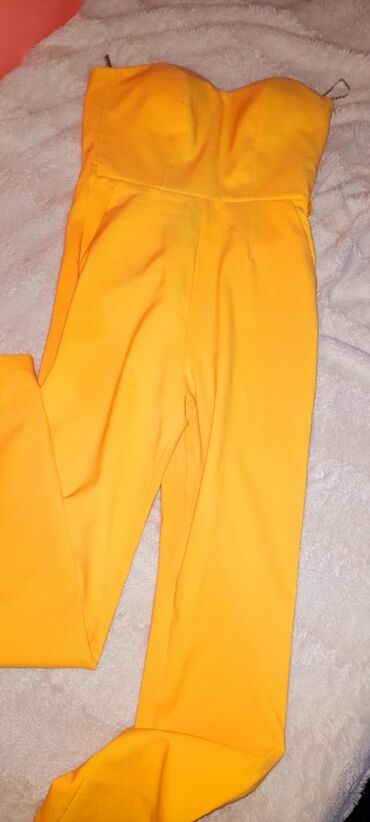 Kombinezoni: Kombinezon FERVENTE 
Velicina: 36
Kao NOV nosen par puta
Ima elastina — 3