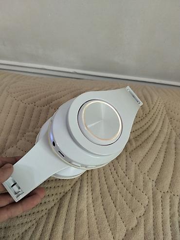 nar gundelik internet: Aşağıdakı xüsusiyyətlərə malik simsiz over‑ear qulaqcıq: - Rəng: ağ - — 1