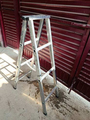 продам лестницу алюминиевую бу: Металическа стремянка-двусторонняя -Высота 1, 5 метр