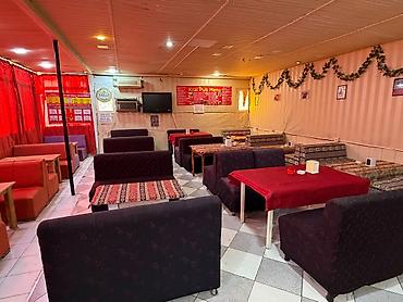 istilik sobası: Kafel/pub interyerinin icarəsi üçün tam avadanlıqlı zal 2 divan bir — 2
