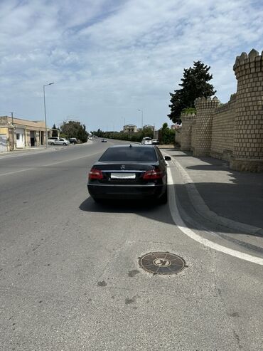 Mercedes-Benz: Qara rəngli, səliqəli Mercedes-Benz E-Class avtomobili. Şəhər