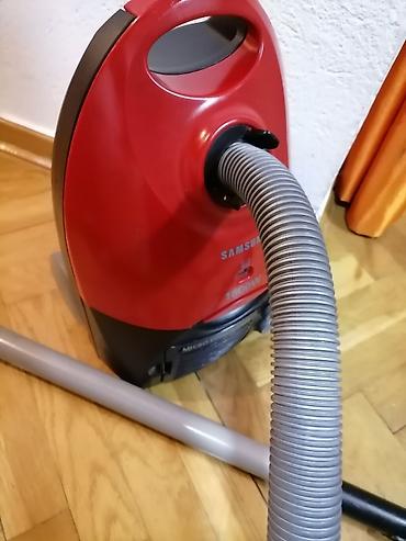 Klasični usisivači: Usisivač Samsung 1600w. Odličan usisivač Papirna kesa Dobro vuče i tih — 2
