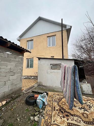 Продажа коттеджей и домов: 🏡 Продается уютный двухэтажный дом в ж/м Ак-Тилек! ✨ Отличный вариант — 11
