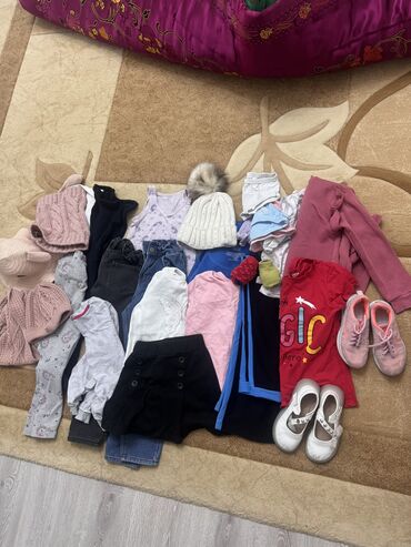 Другие детские вещи: Продается пакет вещей и две пары обуви для девочки 6 лет Ростовка 122