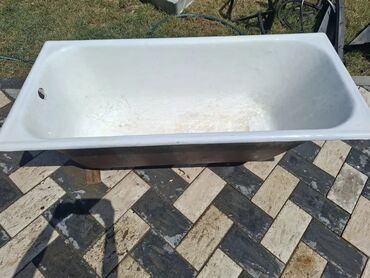 железные топчаны: Чугунная ванна прямоугольной формы с эмалированным внутренним