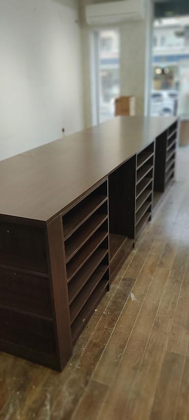 Rəf vitrinləri: Mağaza üçün çoxfunksiyalı vitrin/ada masa. - Material: tünd qəhvəyi — 1