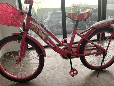 трехколесный велосипед с резиновыми колесами: Продаю розовый детский велосипед. Модель оснащена удобной корзиной на