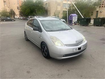 Toyota: Toyota Prius – hibrid hetçbek - Korpus: 5 qapılı hetçbek, gümüşü rəng — 4