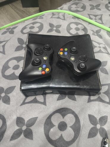 Xbox 360: Продам х-бокс все игры работают можно скачивать и играть в любые игры