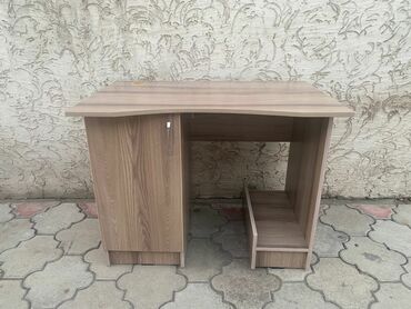 школьная парта со стулом: Компьютерный стол, Б/у, С полками