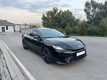 машины до 100к: Toyota Camry: 2025 г., 2 л, Вариатор, Гибрид, Седан — 3