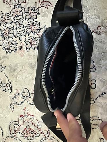 boss барсетка: Сумка через плечо Tommy Hilfiger черного цвета. Компактная модель — 4