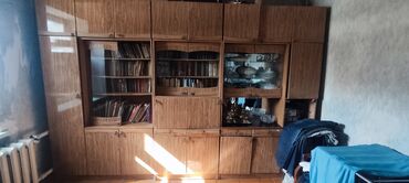 диваны мягкая мебель: Зал үчүн гарнитур, Колдонулган, Шкаф, Жыгач, Өзү алып кетүү, түсү - Күрөң