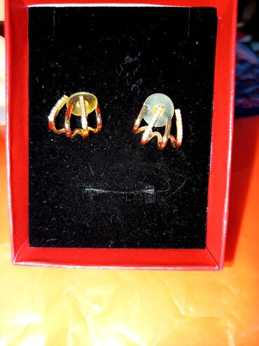 Kəmərlər: Qızılı rəngdə, daşlı qadın sırğası - Model: qulağı qismən qucaqlayan U — 24