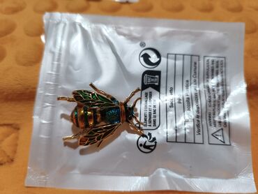 Наборы украшений: Набор бижутерии и аксессуаров Состав: - Брошь в форме пера — 9