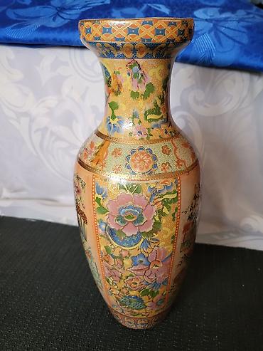 Umetnost i kolekcionarstvo: Kineska vaza,rucno reljefno oslikana iz 70ih godina. Porcelanska — 10