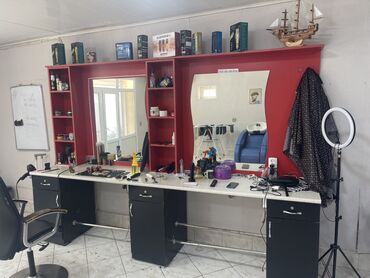 Tibbi arakəsmələr: Bu, iki iş yeri olan bərbər salonu üçün nəzərdə tutulmuş mebel