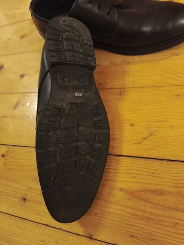 Ayaqqabılar: Qara rəngdə olan dəri kişi ayaqqabıları. Dəbli dizaynı ilə həm rəsmi — 10