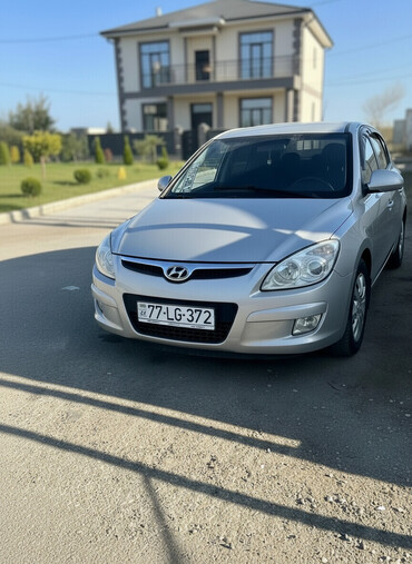 Hyundai: Hyundai i30 CRDi, gümüşü rəng, hetçbek kuzov. Xüsusiyyətlər: - Dizel — 2