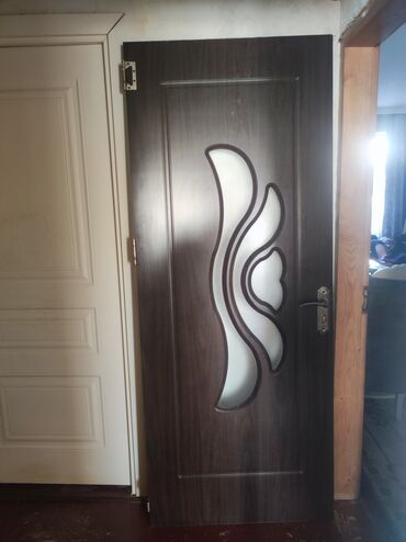 Bunker qapıları: Daxili otaq qapısı – tünd qəhvəyi ağac teksturası ilə - Material