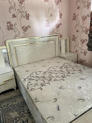 Эмерек гарнитурлары: Двуспальная кровать с высоким изголовьем и двумя прикроватными тумбами — 1