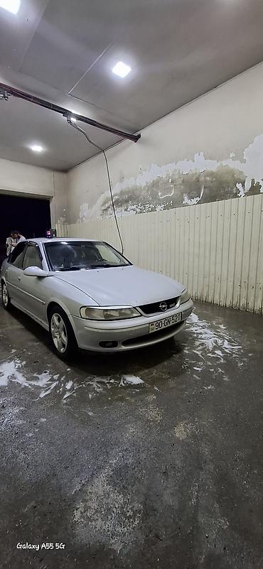 opel omega: Opel Vectra Sport sedan, gümüşü rəngdə avtomobil. Ön, arxa kamera — 3