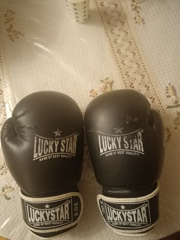 Boks kisələri: Lucky Star brendinin qara rəngdə boks əlcəkləri. Əlcəklər "NAME OF