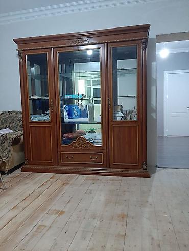 Klassik üslubda vitrinli şkaf - Material: taxta (qoz rəngində finiş) lalafo.az -da Klassik üslubda vitrinli şkaf - Material: taxta (qoz rəngində finiş)