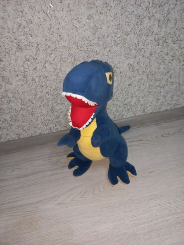 Oyuncaqlar: Dinozavr ~35 sm Ördək ~25 sm Tovuz quşu ~ 20sm Tutuquşu ~ 20 sm — 22