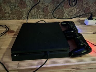 сони плейстейшен 3: PlayStation 4 Slim oyun konsolu paketi ve 2 eded pultu(Orijinal)