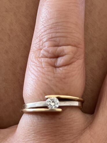 кольцо помолвочное: Продаю шикарное золотое 585* бриллиантовое (0,4) помолвочное кольцо