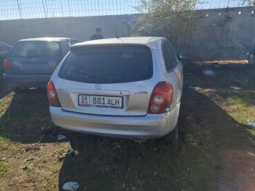 домик вагон: Mazda 323F универсал, 2002 г., серебристый цвет. Левый руль, бензин