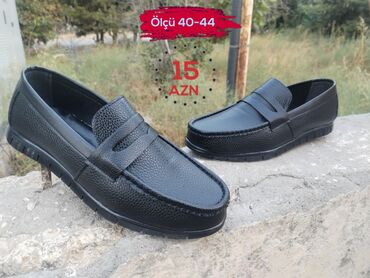 ayaggabı: Dəridən hazırlanmış qara rəngli loaferlər, rahat və zərif görünüşə