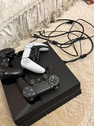 playstion 3: Ps 4 fat 500gb çox az işlenmiş, heç bir problemi yoxdu içi bele tozlu