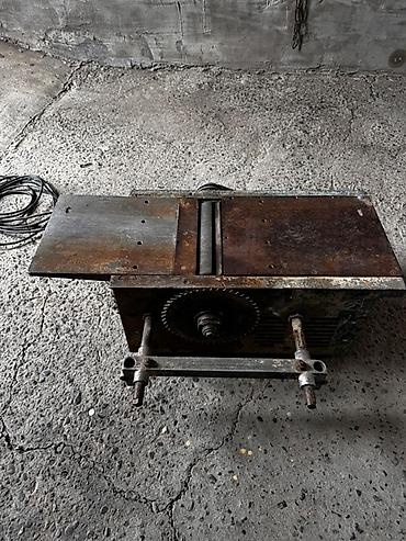 taxta kəsən makina: Ağac emalı üçün elektriklə işləyən universal dəzgah - Üst hissədə — 1