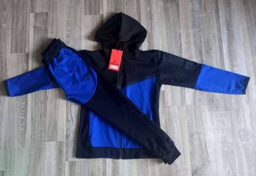 Komplet trenerke: Nike komplet trenerke za decake i devojcice :)
Velicine 8 10 12 14 — 10